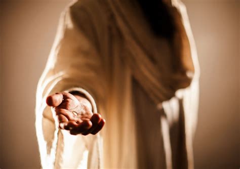 Manos de cristo - Madera talada a mano. RF HD0E13 – Retrato dibujado a mano de Jesucristo. Boceto ilustración vectorial. RF 2G4XX5B – Ilustración dibujada a mano o dibujo de la mano y el símbolo de la cruz de Jesucristo. RF KH4EBE – Manos femeninas orando sosteniendo un rosario con Jesucristo en la cruz o crucifijo sobre fondo negro.